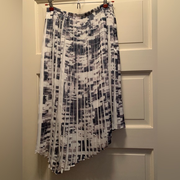 W by Worth Dresses & Skirts - NWT! W By Worth White Oregano Graphic Pleated Handkerchief Skirt Size XS